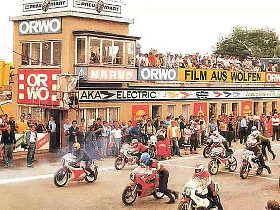 mdr-historische-aufnahme-des-sarts-eines-motorradrennens-auf-dem-schleizer-dreieck-100.jpg  